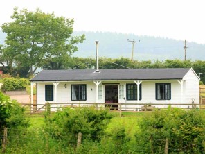 Converted Rural Cabin with Private Hot Tub in Brompton Ralph, Somerset, England